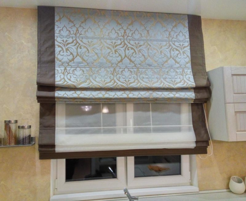 Finestra della cucina con doppia tenda romana