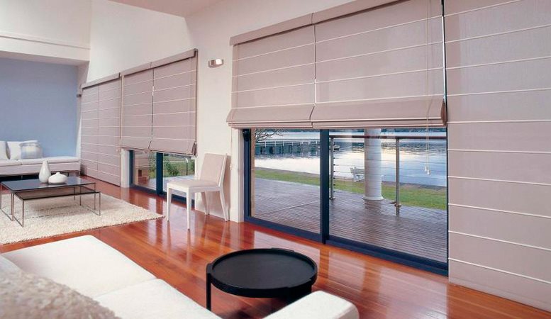 Decorare le finestre di un soggiorno high-tech con le tende alla romana