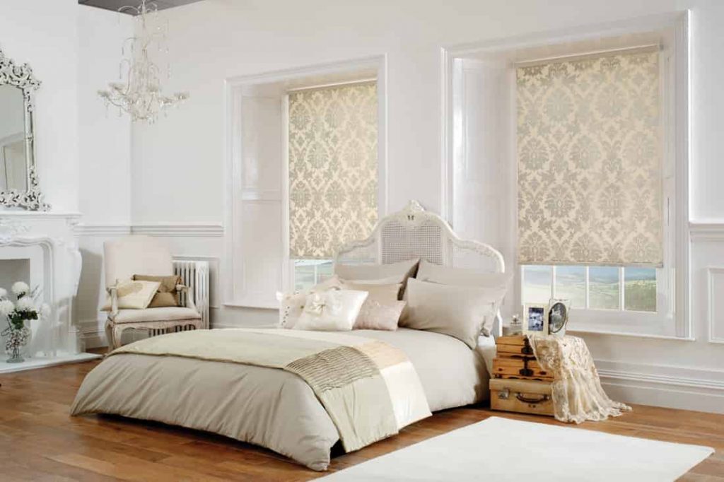 Interno della camera da letto con tende a rullo