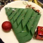 come piegare i tovaglioli per una tavola originale a forma di albero di Natale