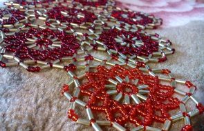 idee di design per tovaglioli con perline