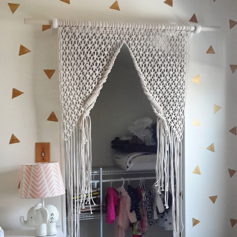 Decorare una porta con una tenda in macramè