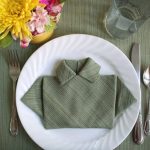 idee di design per apparecchiare la tavola con tovaglioli origami
