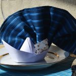apparecchiatura del tavolo con foto di tovaglioli origami