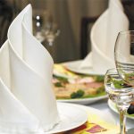 apparecchiatura del tavolo con tovaglioli design origami foto