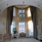 Tende lussuose per le grandi finestre di una casa privata