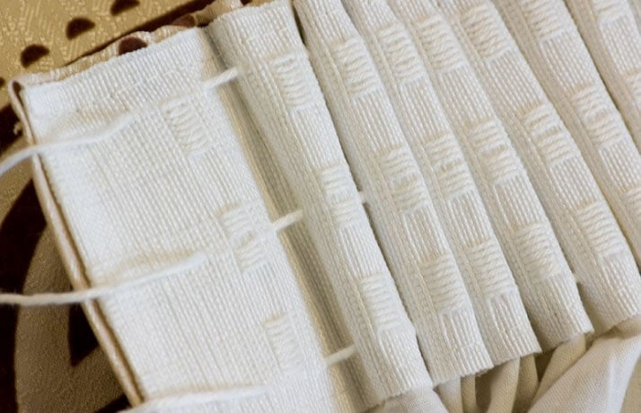 nastro per tende su tenda beige