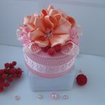 foto di decorazione di una scatola all'uncinetto