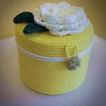 idee per decorare scatole all'uncinetto