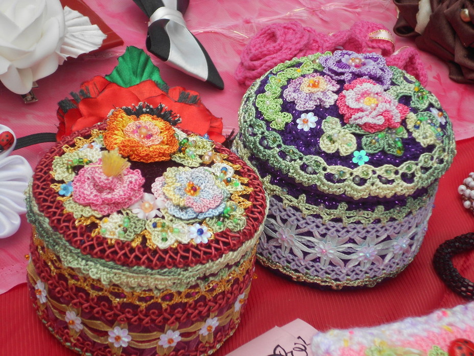 idee per decorare scatole all'uncinetto