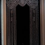 Bellissima tessitura su una tenda con tecnica macramè