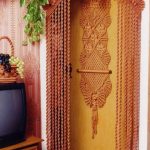 Composizione in macramè sulla porta di una casa privata