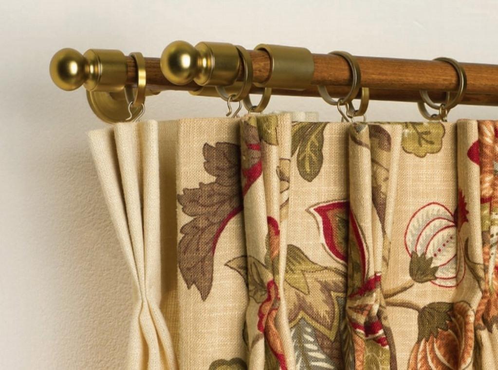 Bastone per tende in legno con tenda su anelli