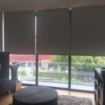 Finestra panoramica del soggiorno con tende a rullo