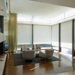 Interno del soggiorno con finestre panoramiche