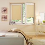 Tende a cassetta su una finestra di plastica della camera da letto