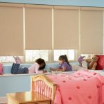 Tende a rullo beige nella cameretta dei bambini