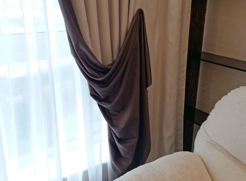Tenda beige con fodera scura