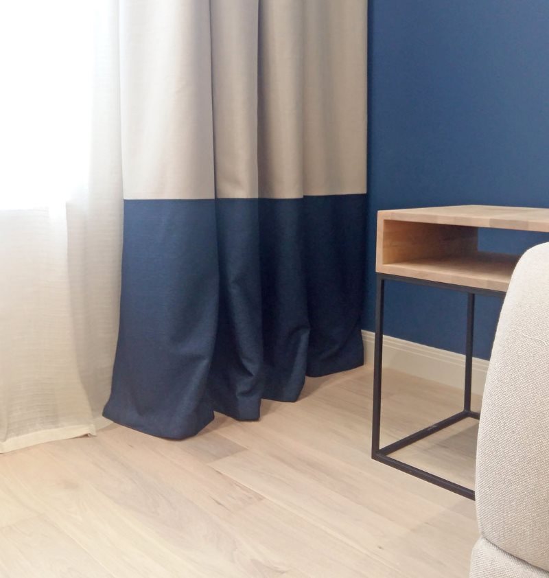 Tenda dritta con una striscia blu lungo il fondo