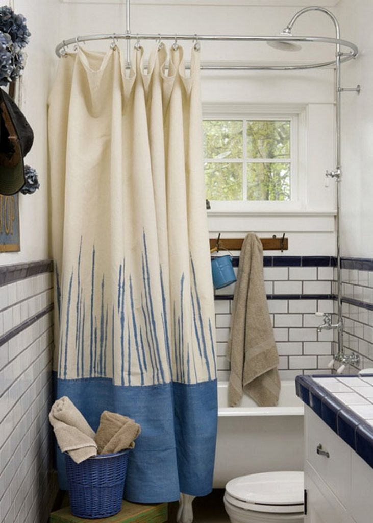 Bagno stretto con tenda su asta appendiabiti