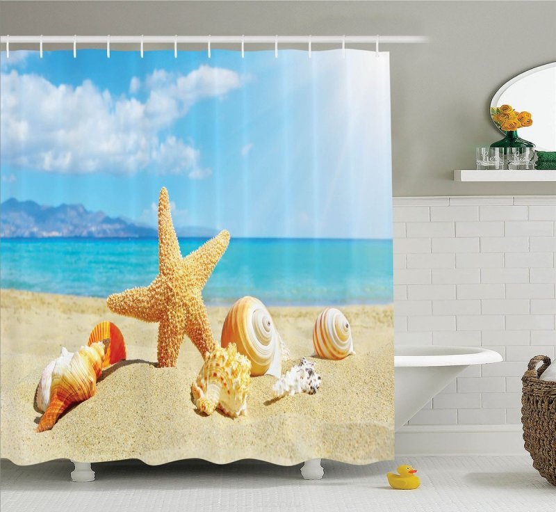 Tenda da doccia a tema marino nell'interno del bagno