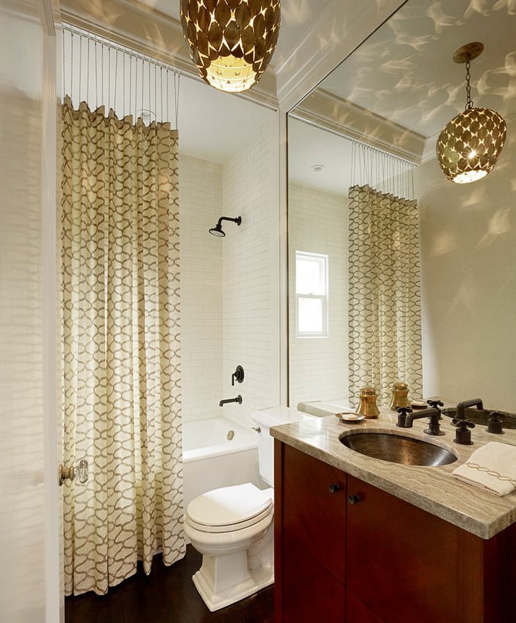 Interno del bagno con tenda in stile moderno