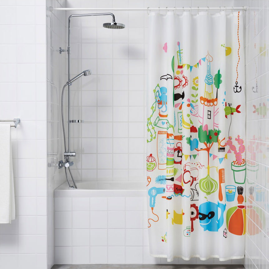 Suddividere il bagno in zone con una tenda con una stampa luminosa