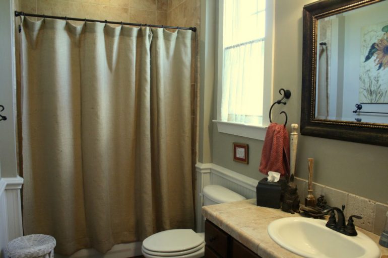 Tenda spessa in un bagno combinato