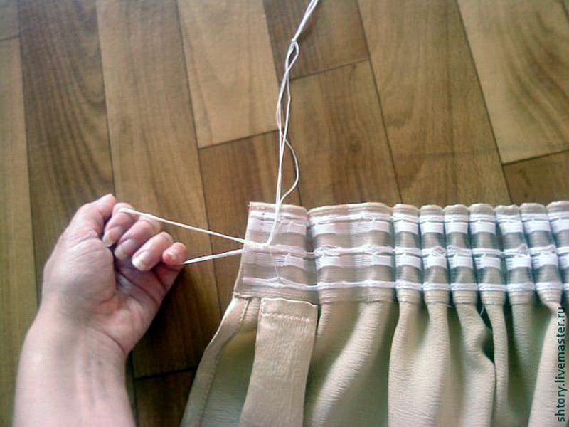 Applicazione di nastri per tende