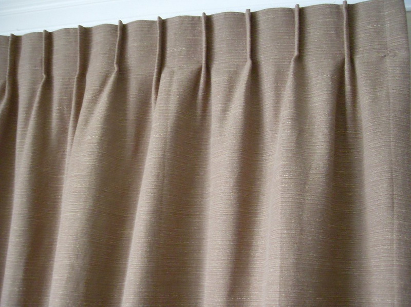 come cucire il nastro per tende che copre la cornice
