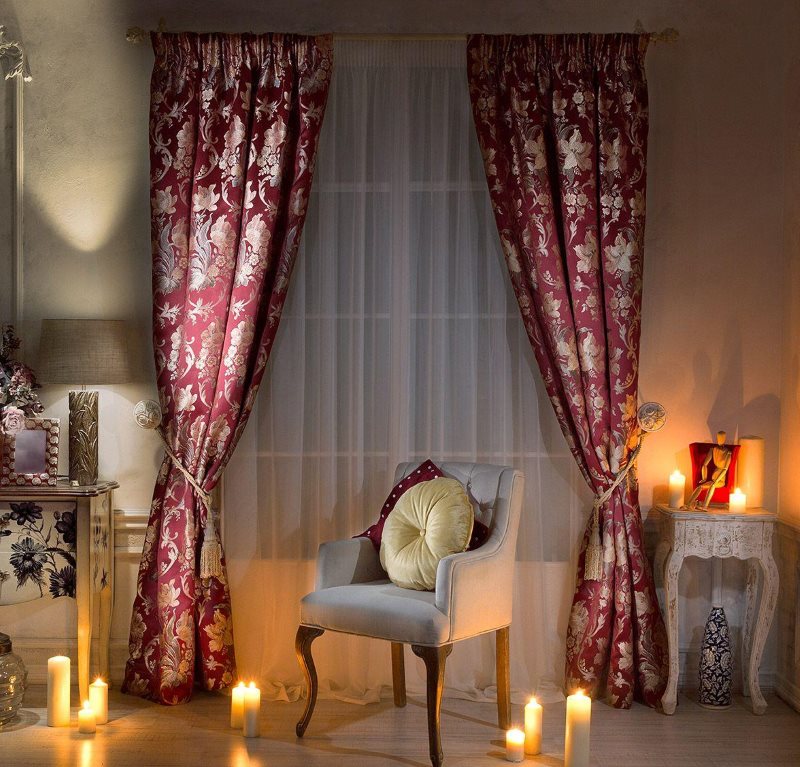 Decorare una finestra del soggiorno con tende costose