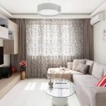 Decorare le finestre dell'ingresso con tende grigie