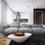 Divano grigio con configurazione dritta