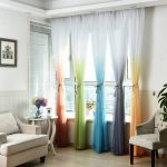 Tende multicolori alla finestra del soggiorno
