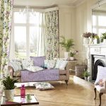 Tende floreali in un soggiorno in stile country
