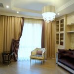 Sala moderna con tende bifacciali