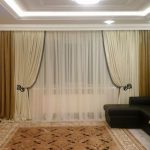 Tenda di tulle nell'ingresso con camino