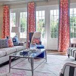 Interno di un grande salone di una casa di campagna