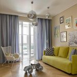 Decorare la parete sopra il divano con dei quadri