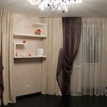 Mensole aperte per decorazioni sulla parete del soggiorno