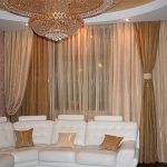 Decorare la finestra dell'ingresso con tende combinate