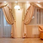 Tende con lambrequin alle finestre dell'ingresso