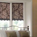 tende corte sul davanzale della finestra in camera da letto