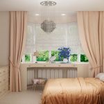 tende corte sul davanzale della finestra nella foto del design della camera da letto