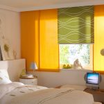 tende corte sul davanzale della finestra nella foto del design della camera da letto