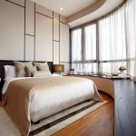 tende corte sul davanzale della finestra nella foto della camera da letto