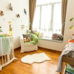 tende corte sul davanzale della finestra nella foto dell'interno della camera da letto