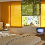 tende corte sul davanzale della finestra nella foto della camera da letto