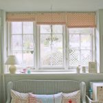 idee di design per tende corte sul davanzale della camera da letto