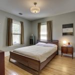 idee di design per tende corte sul davanzale della camera da letto